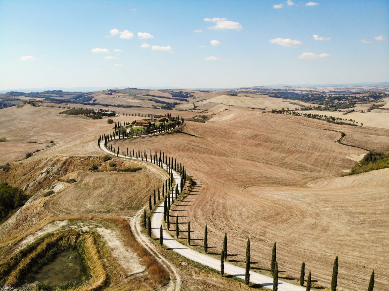 Vallée de Toscane et allée de cyprès