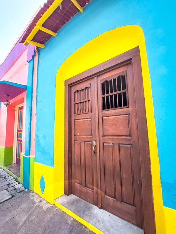 Rue colorée Flores Guatemala