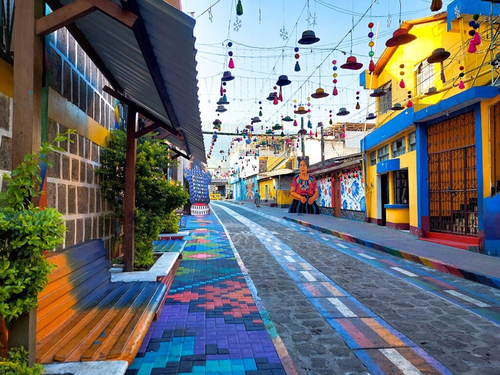 Rue colorée village lac Atitlan