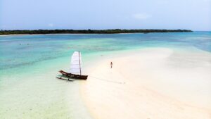 Voilier traditionnel Japon banc de sable Okinawa